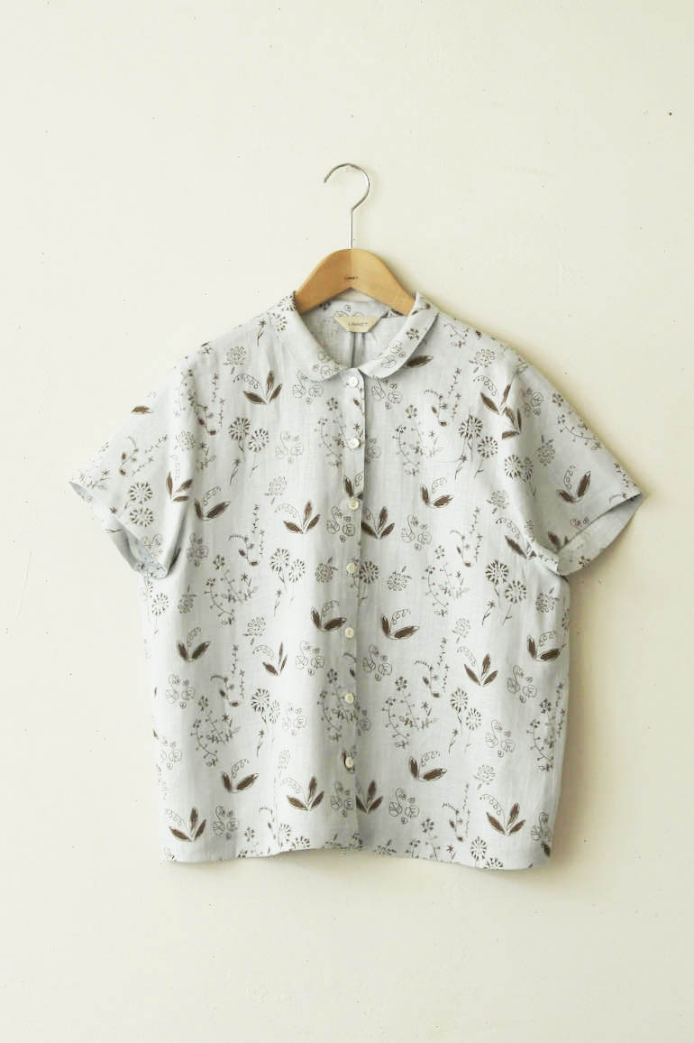 No.135 丸衿ブラウス半袖(裾絞り無し)<br />ワイルドフラワー　サックスベージュ